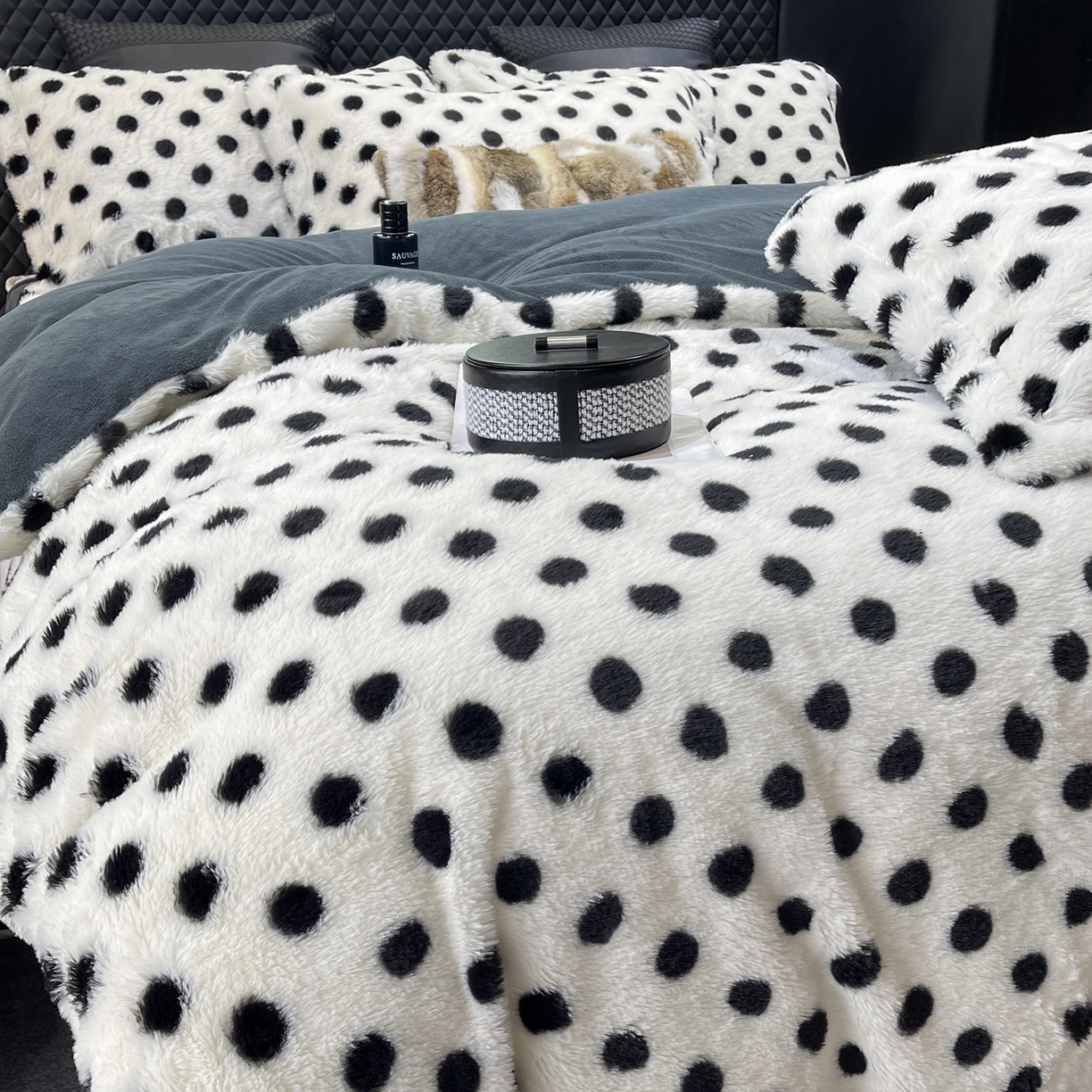 91家纺网 家纺一手货源 找家纺 奈萝家纺 2025新款秋冬加厚皮草级兔绒牛奶绒四件套 圆点灰