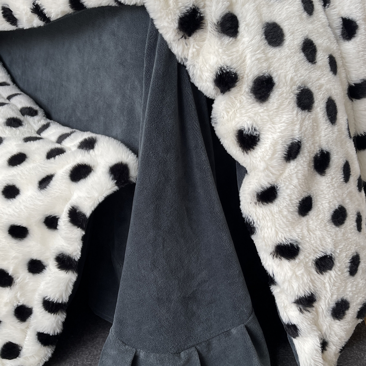 91家纺网 家纺一手货源 找家纺 奈萝家纺 2025新款秋冬加厚皮草级兔绒牛奶绒四件套 圆点灰