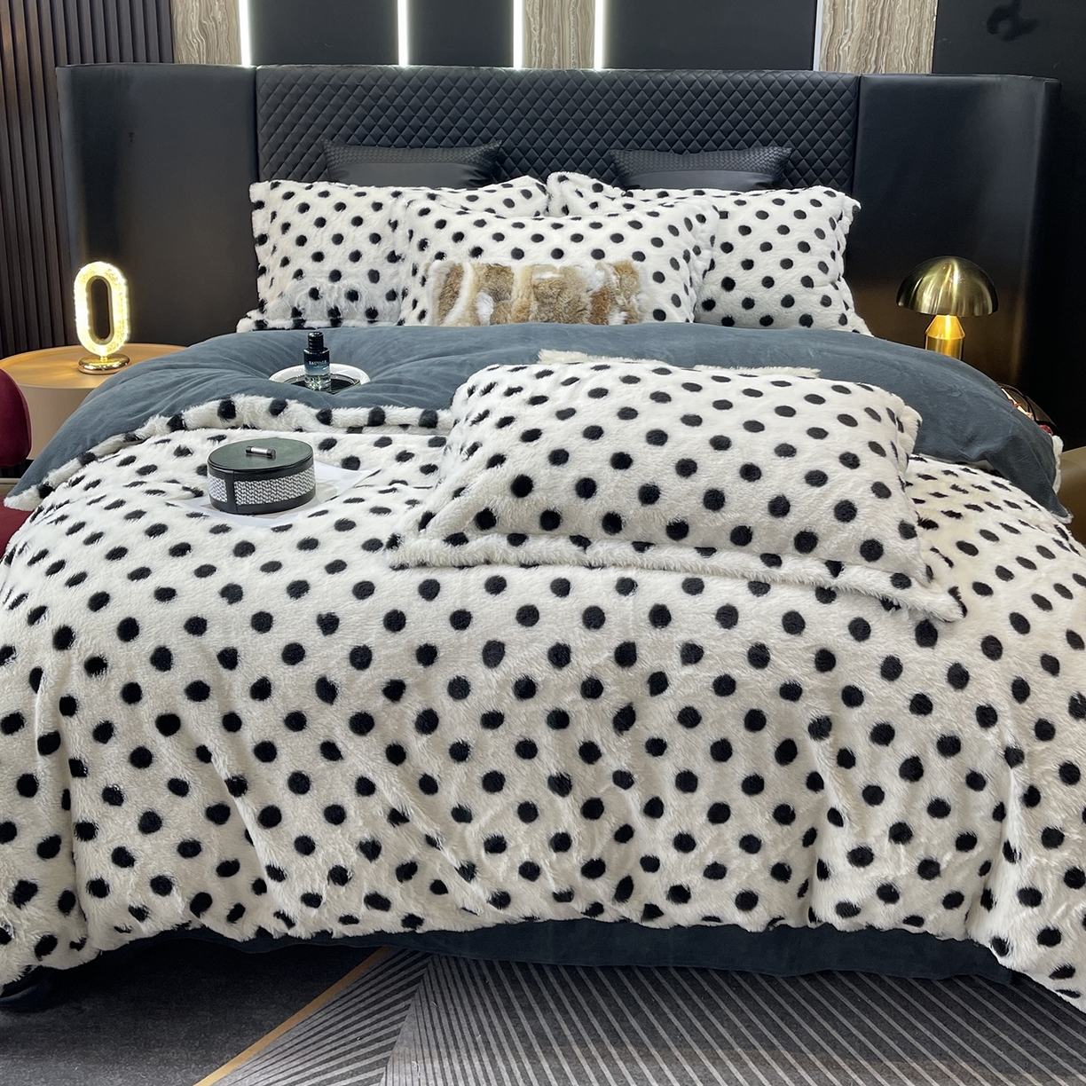 91家纺网 家纺一手货源 找家纺 奈萝家纺 2025新款秋冬加厚皮草级兔绒牛奶绒四件套 圆点灰