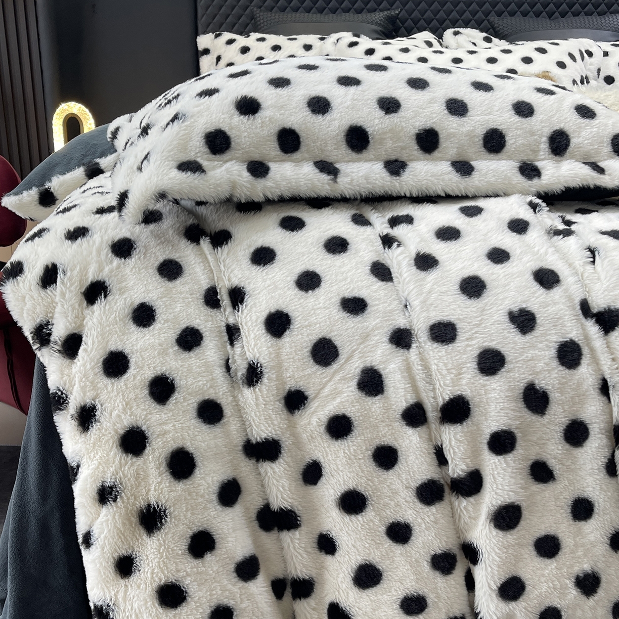 91家纺网 家纺一手货源 找家纺 奈萝家纺 2025新款秋冬加厚皮草级兔绒牛奶绒四件套 圆点灰