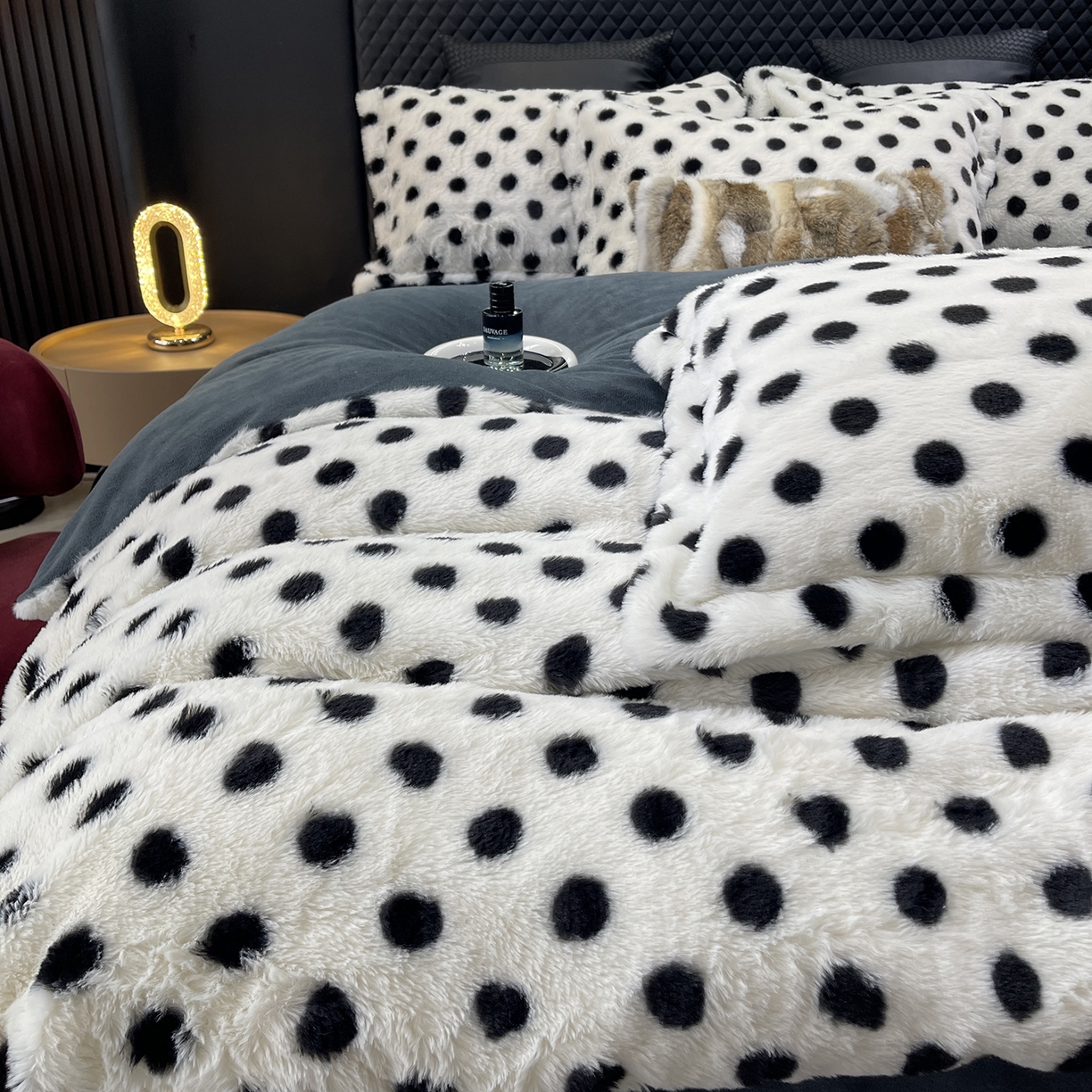 91家纺网 家纺一手货源 找家纺 奈萝家纺 2025新款秋冬加厚皮草级兔绒牛奶绒四件套 圆点灰