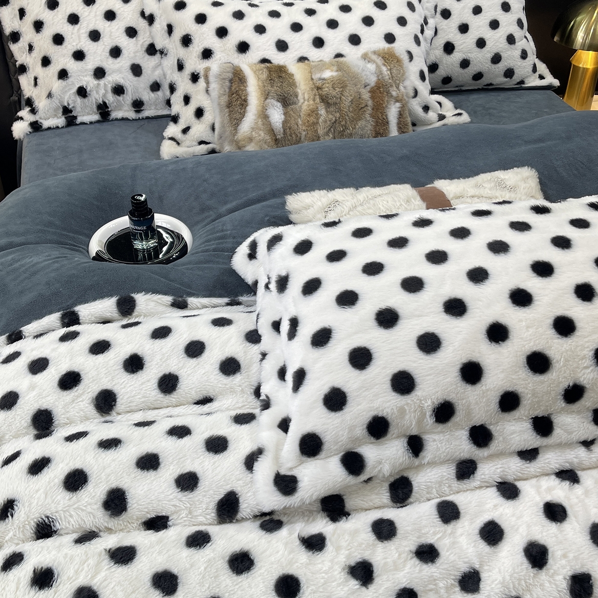 91家纺网 家纺一手货源 找家纺 奈萝家纺 2025新款秋冬加厚皮草级兔绒牛奶绒四件套 圆点灰