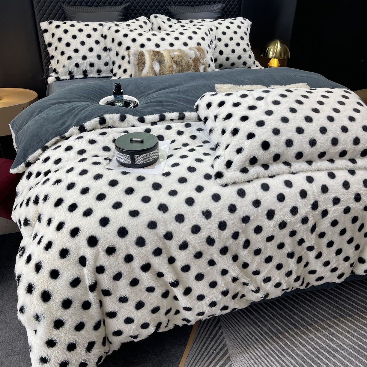 91家纺网 家纺一手货源 找家纺 奈萝家纺 2025新款秋冬加厚皮草级兔绒牛奶绒四件套 圆点灰