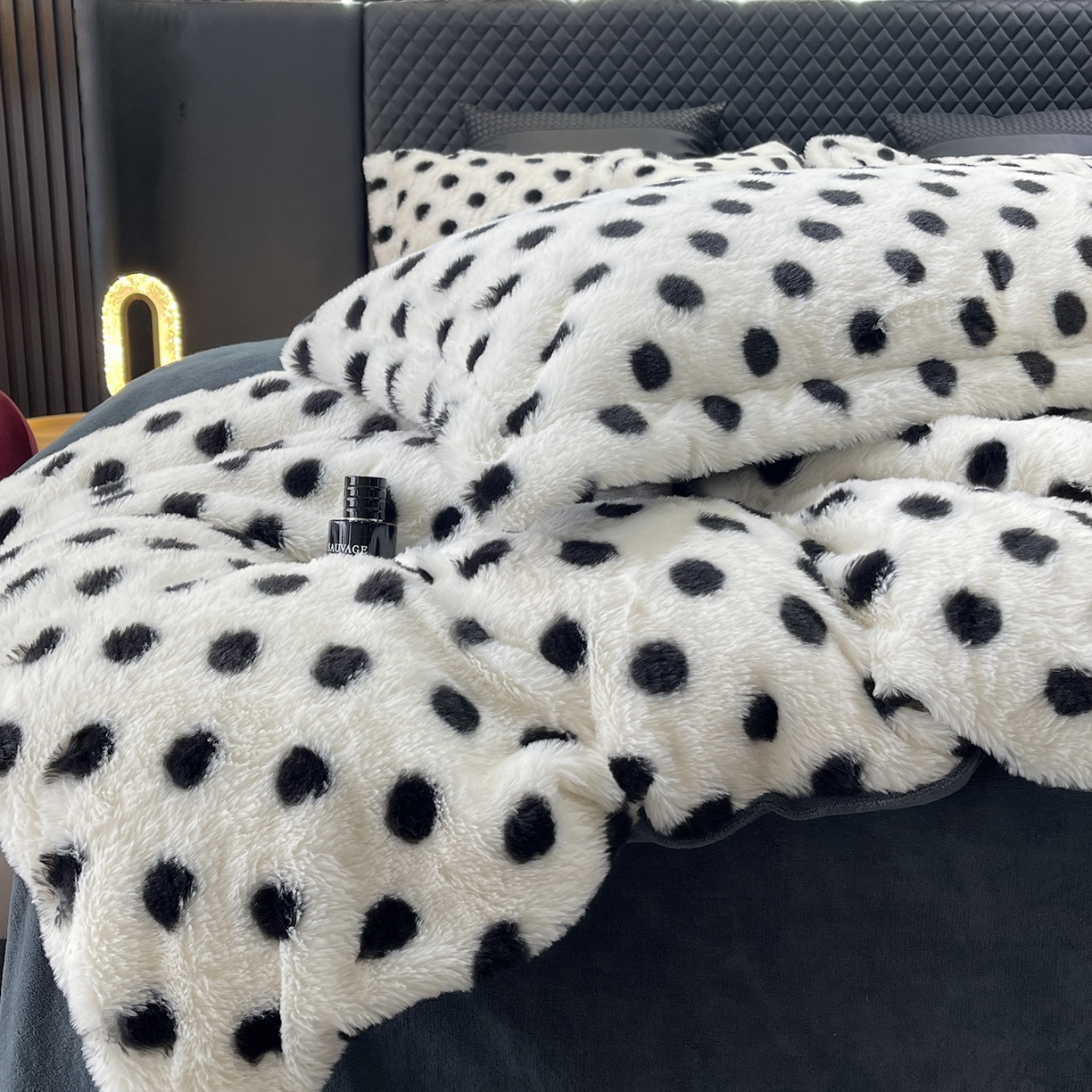 91家纺网 家纺一手货源 找家纺 奈萝家纺 2025新款秋冬加厚皮草级兔绒牛奶绒四件套 圆点灰