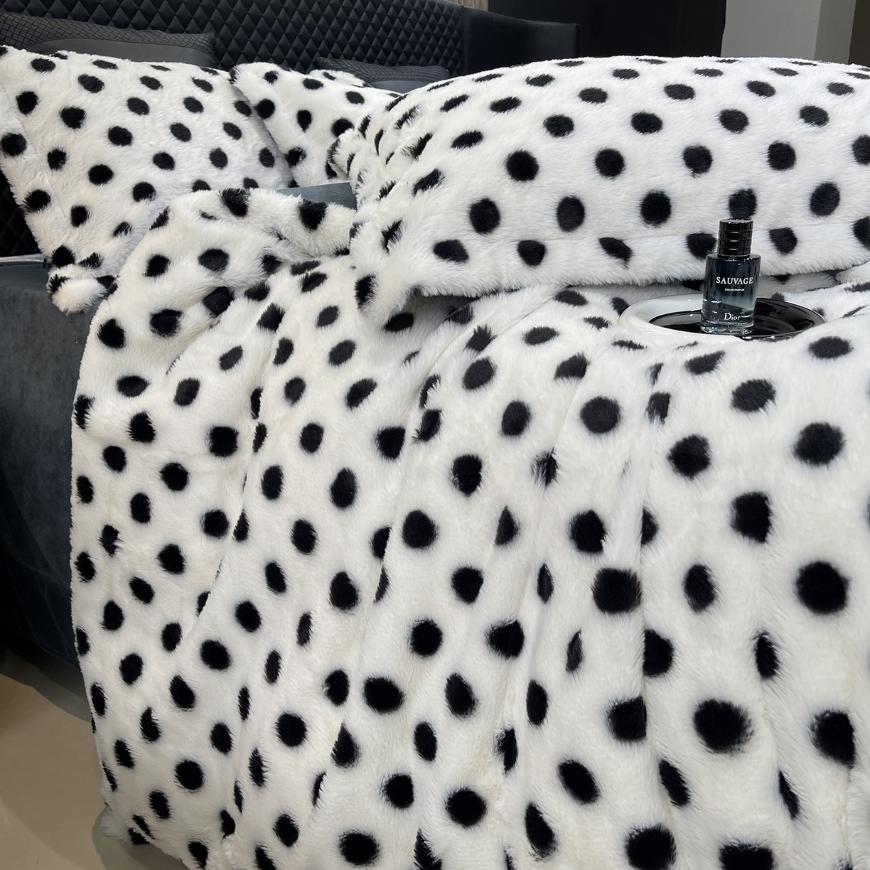 91家纺网 家纺一手货源 找家纺 奈萝家纺 2025新款秋冬加厚皮草级兔绒牛奶绒四件套 圆点灰