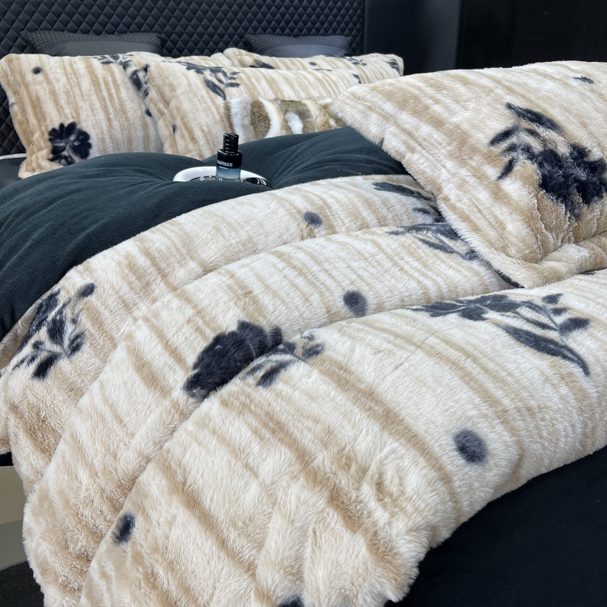 91家纺网 家纺一手货源 找家纺 奈萝家纺 2025新款秋冬加厚皮草级兔绒牛奶绒四件套 沐瑶