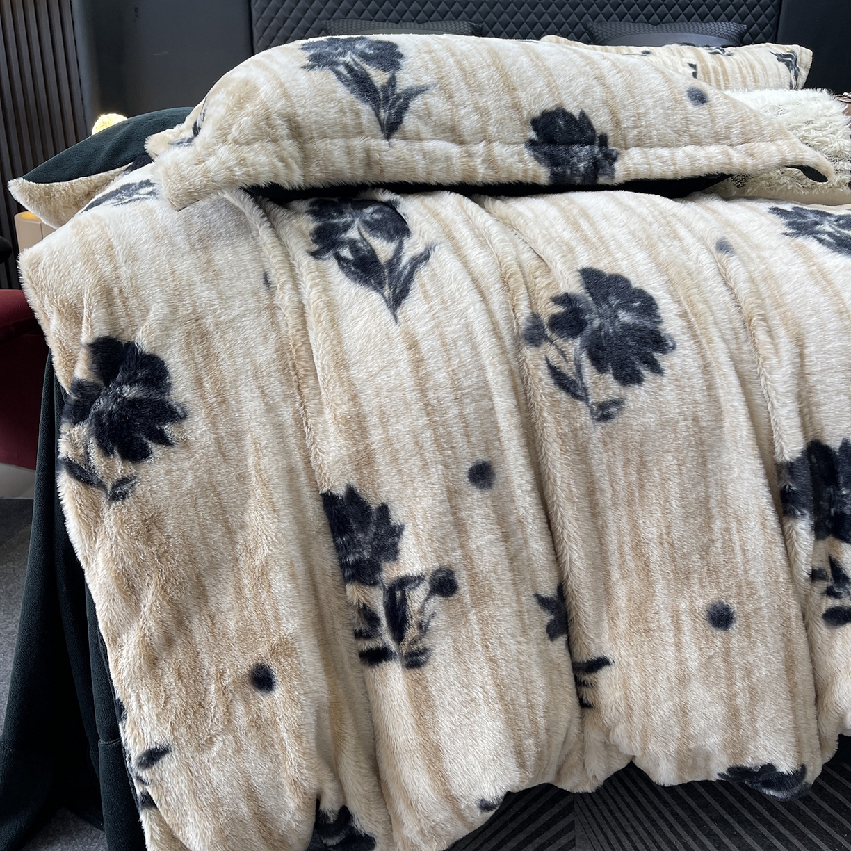 91家纺网 家纺一手货源 找家纺 奈萝家纺 2025新款秋冬加厚皮草级兔绒牛奶绒四件套 沐瑶