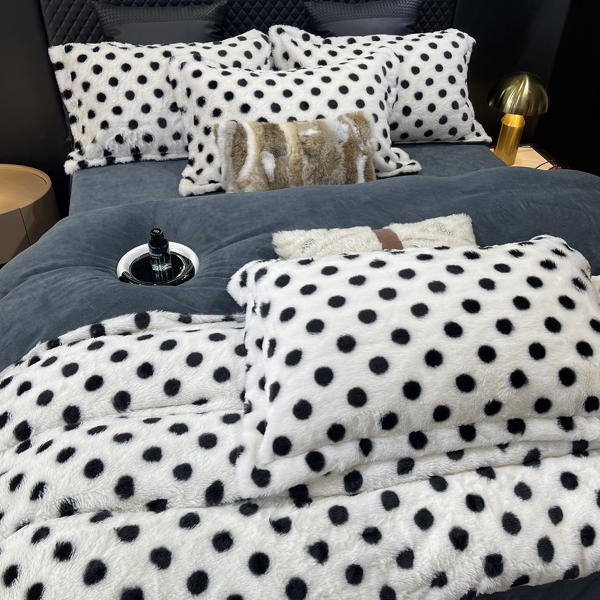 91家纺网 家纺一手货源 找家纺 奈萝家纺 2025新款秋冬加厚皮草级兔绒牛奶绒四件套 圆点灰