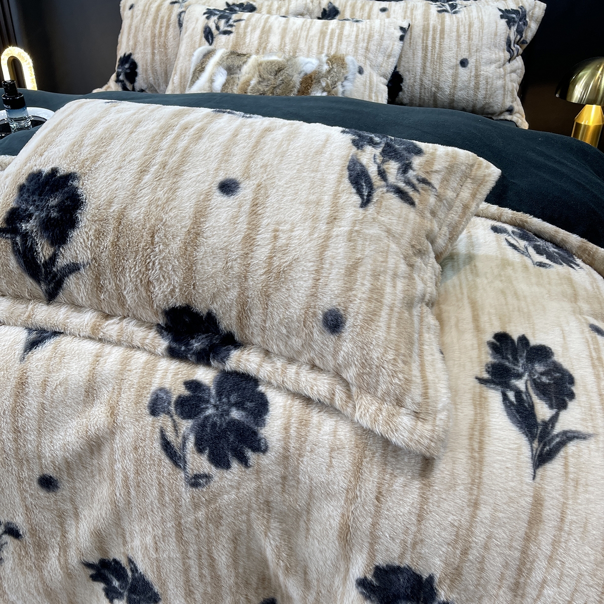 91家纺网 家纺一手货源 找家纺 奈萝家纺 2025新款秋冬加厚皮草级兔绒牛奶绒四件套 沐瑶