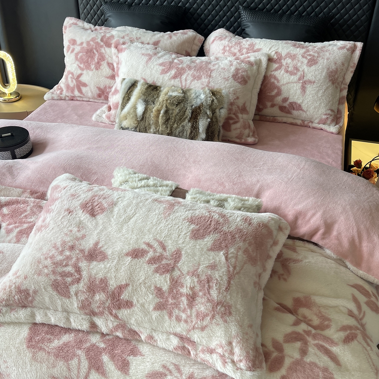 91家纺网 家纺一手货源 找家纺 奈萝家纺 2025新款秋冬加厚皮草级兔绒牛奶绒四件套 念薇