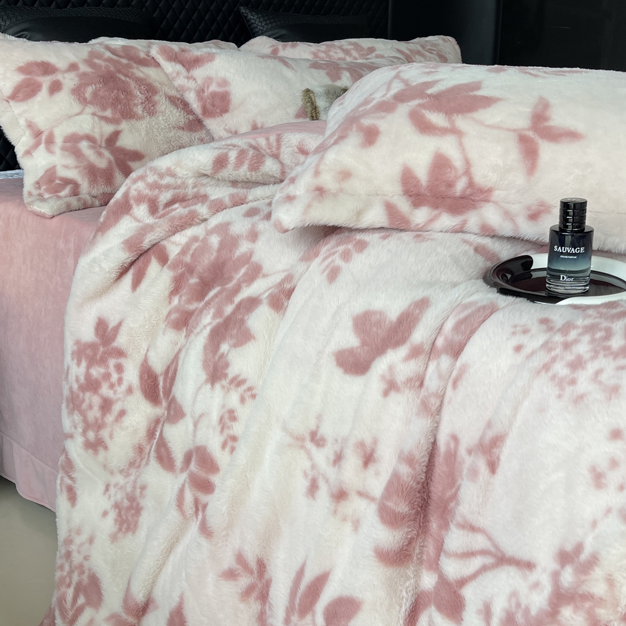 91家纺网 家纺一手货源 找家纺 奈萝家纺 2025新款秋冬加厚皮草级兔绒牛奶绒四件套 念薇