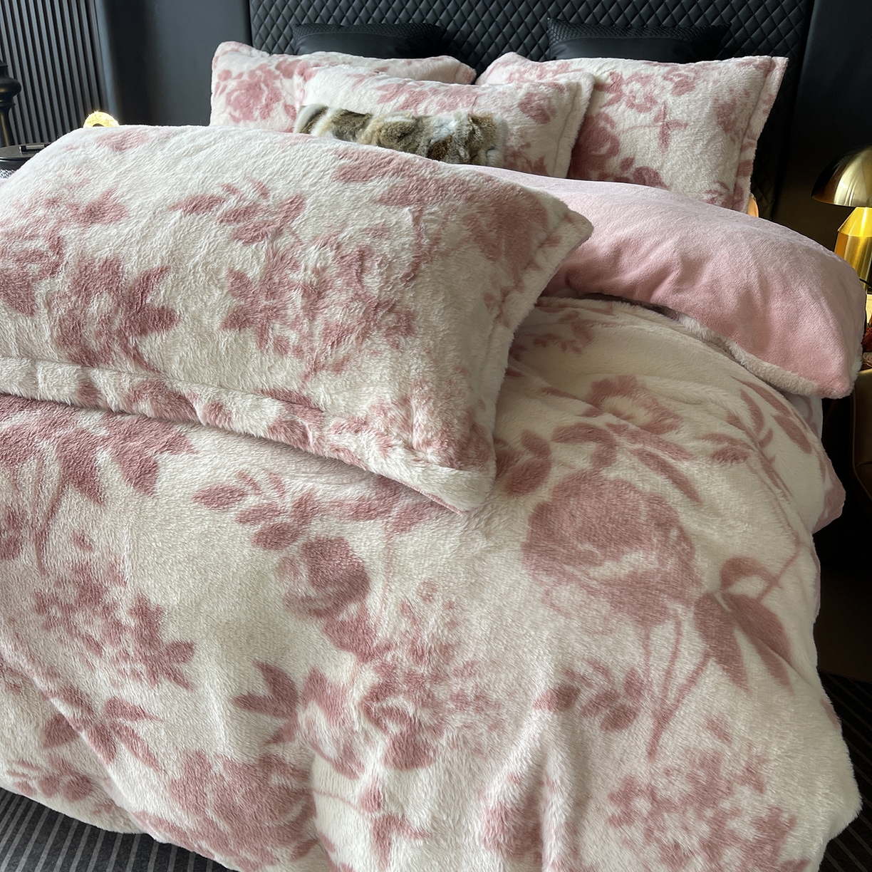 91家纺网 家纺一手货源 找家纺 奈萝家纺 2025新款秋冬加厚皮草级兔绒牛奶绒四件套 念薇