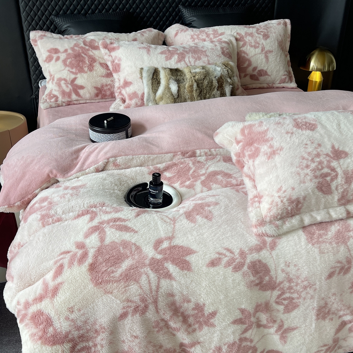 91家纺网 家纺一手货源 找家纺 奈萝家纺 2025新款秋冬加厚皮草级兔绒牛奶绒四件套 念薇