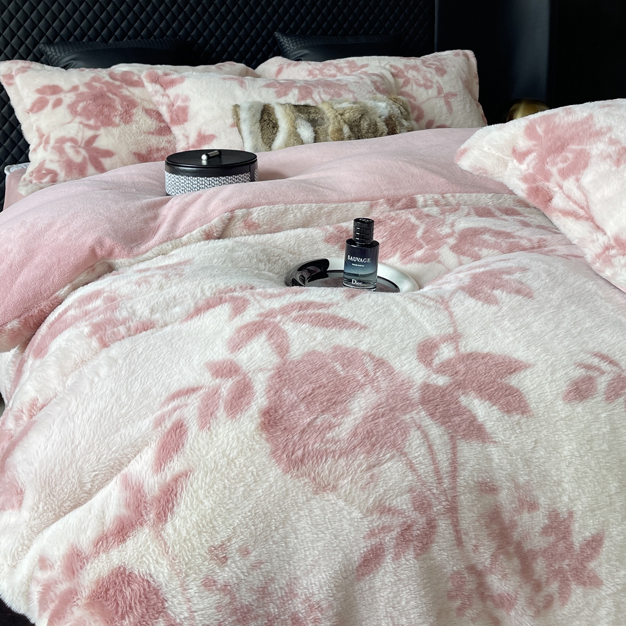 91家纺网 家纺一手货源 找家纺 奈萝家纺 2025新款秋冬加厚皮草级兔绒牛奶绒四件套 念薇