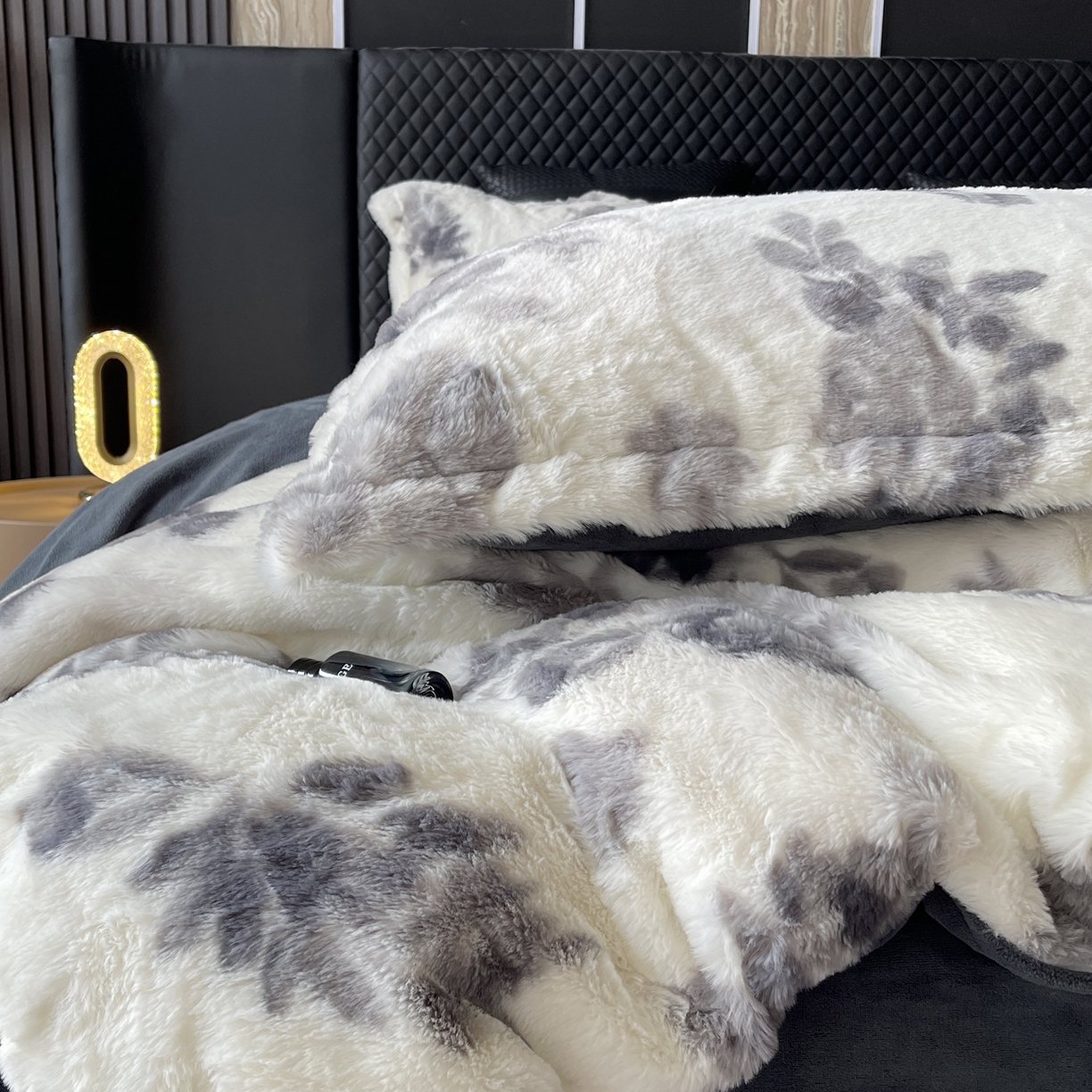 91家纺网 家纺一手货源 找家纺 奈萝家纺 2025新款秋冬加厚皮草级兔绒牛奶绒四件套 罗杰