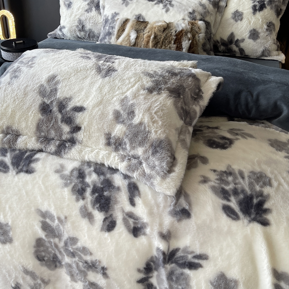 91家纺网 家纺一手货源 找家纺 奈萝家纺 2025新款秋冬加厚皮草级兔绒牛奶绒四件套 罗杰