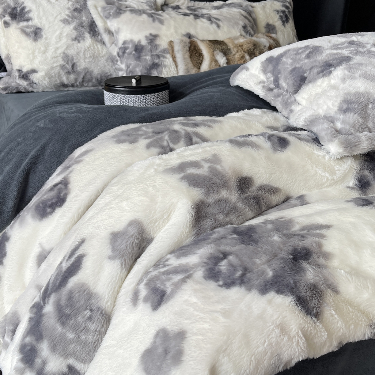 91家纺网 家纺一手货源 找家纺 奈萝家纺 2025新款秋冬加厚皮草级兔绒牛奶绒四件套 罗杰