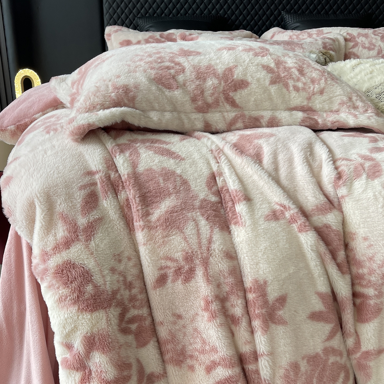 91家纺网 家纺一手货源 找家纺 奈萝家纺 2025新款秋冬加厚皮草级兔绒牛奶绒四件套 念薇