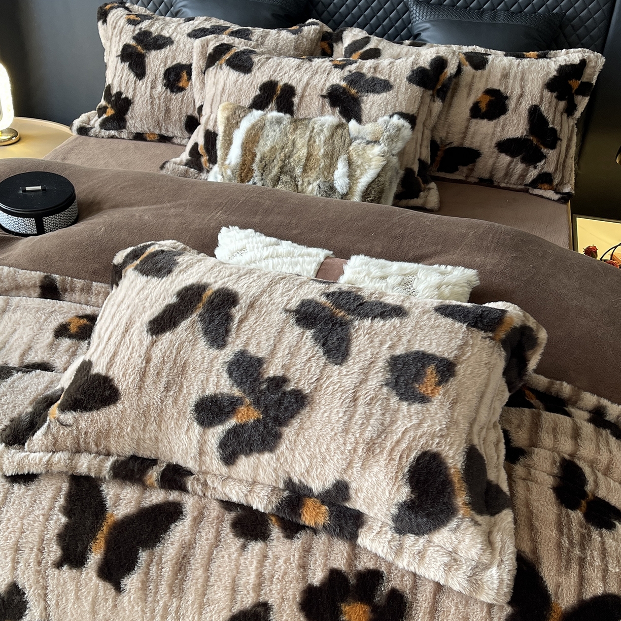 91家纺网 家纺一手货源 找家纺 奈萝家纺 2025新款秋冬加厚皮草级兔绒牛奶绒四件套 蹀愫