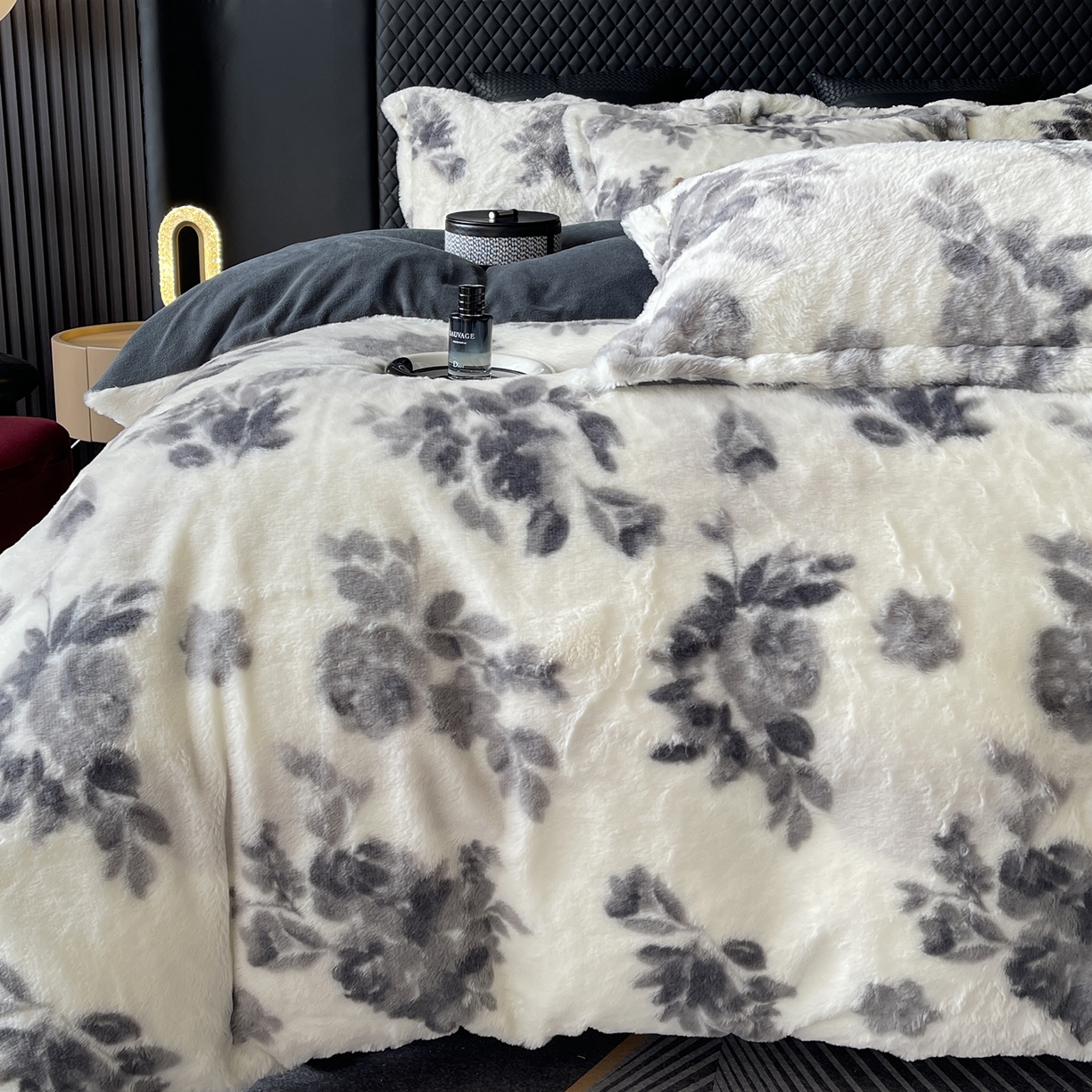 91家纺网 家纺一手货源 找家纺 奈萝家纺 2025新款秋冬加厚皮草级兔绒牛奶绒四件套 罗杰