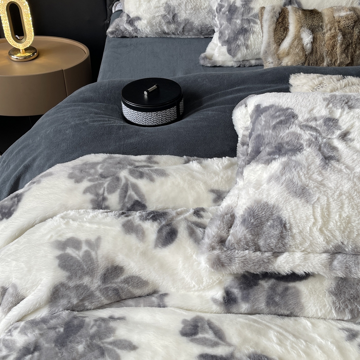 91家纺网 家纺一手货源 找家纺 奈萝家纺 2025新款秋冬加厚皮草级兔绒牛奶绒四件套 罗杰