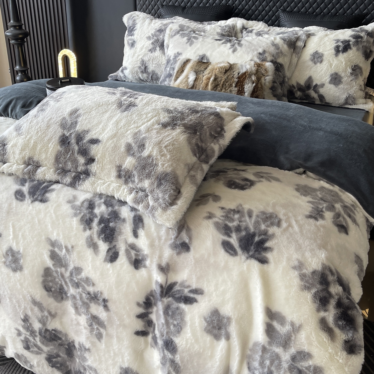 91家纺网 家纺一手货源 找家纺 奈萝家纺 2025新款秋冬加厚皮草级兔绒牛奶绒四件套 罗杰