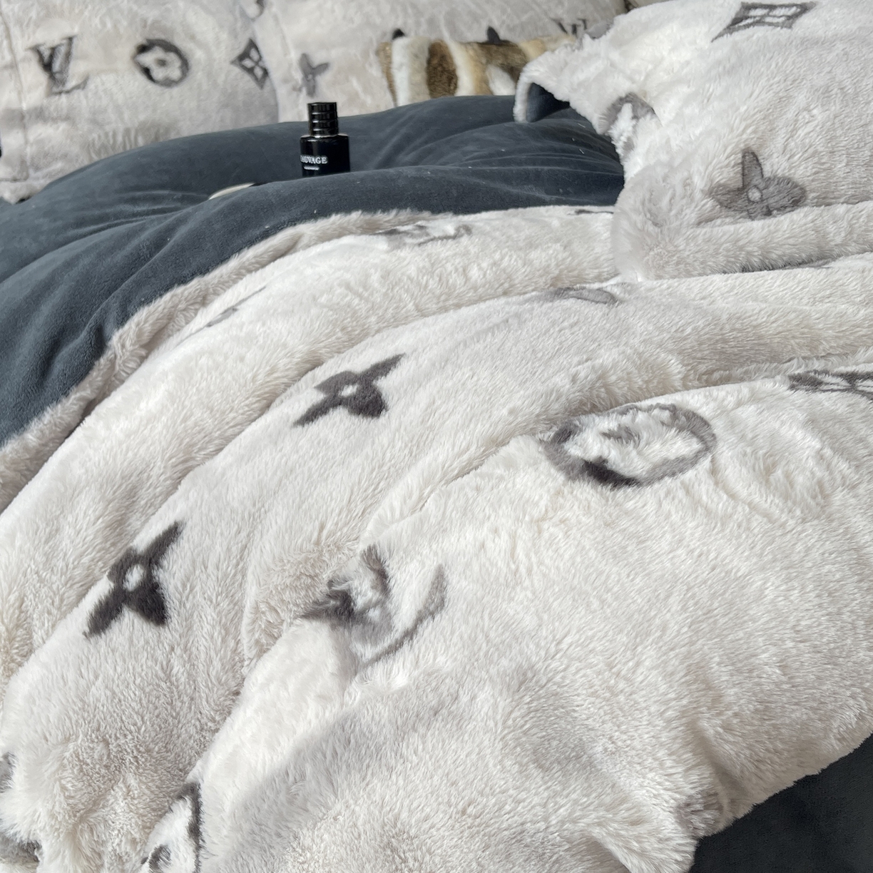 91家纺网 家纺一手货源 找家纺 奈萝家纺 2025新款秋冬加厚皮草级兔绒牛奶绒四件套 路易灰