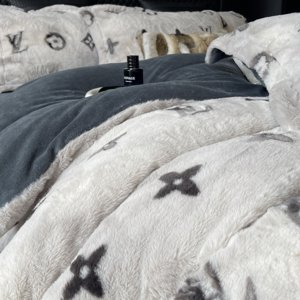 91家纺网 家纺一手货源 找家纺 奈萝家纺 2025新款秋冬加厚皮草级兔绒牛奶绒四件套 路易灰