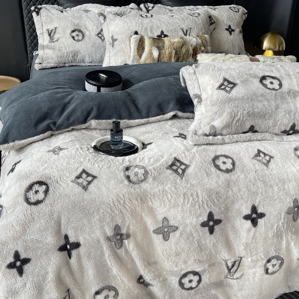 91家纺网 家纺一手货源 找家纺 奈萝家纺 2025新款秋冬加厚皮草级兔绒牛奶绒四件套 路易灰