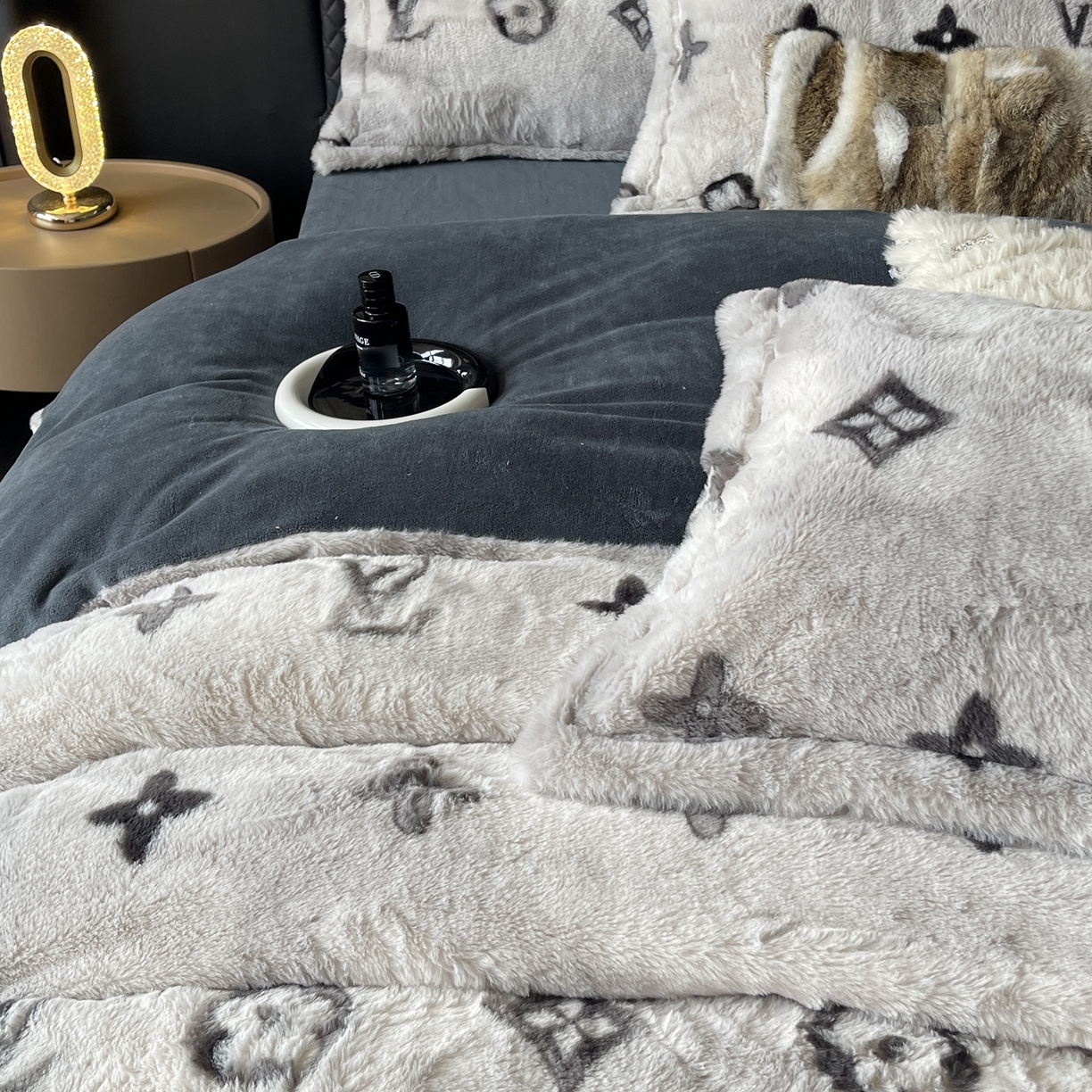 91家纺网 家纺一手货源 找家纺 奈萝家纺 2025新款秋冬加厚皮草级兔绒牛奶绒四件套 路易灰