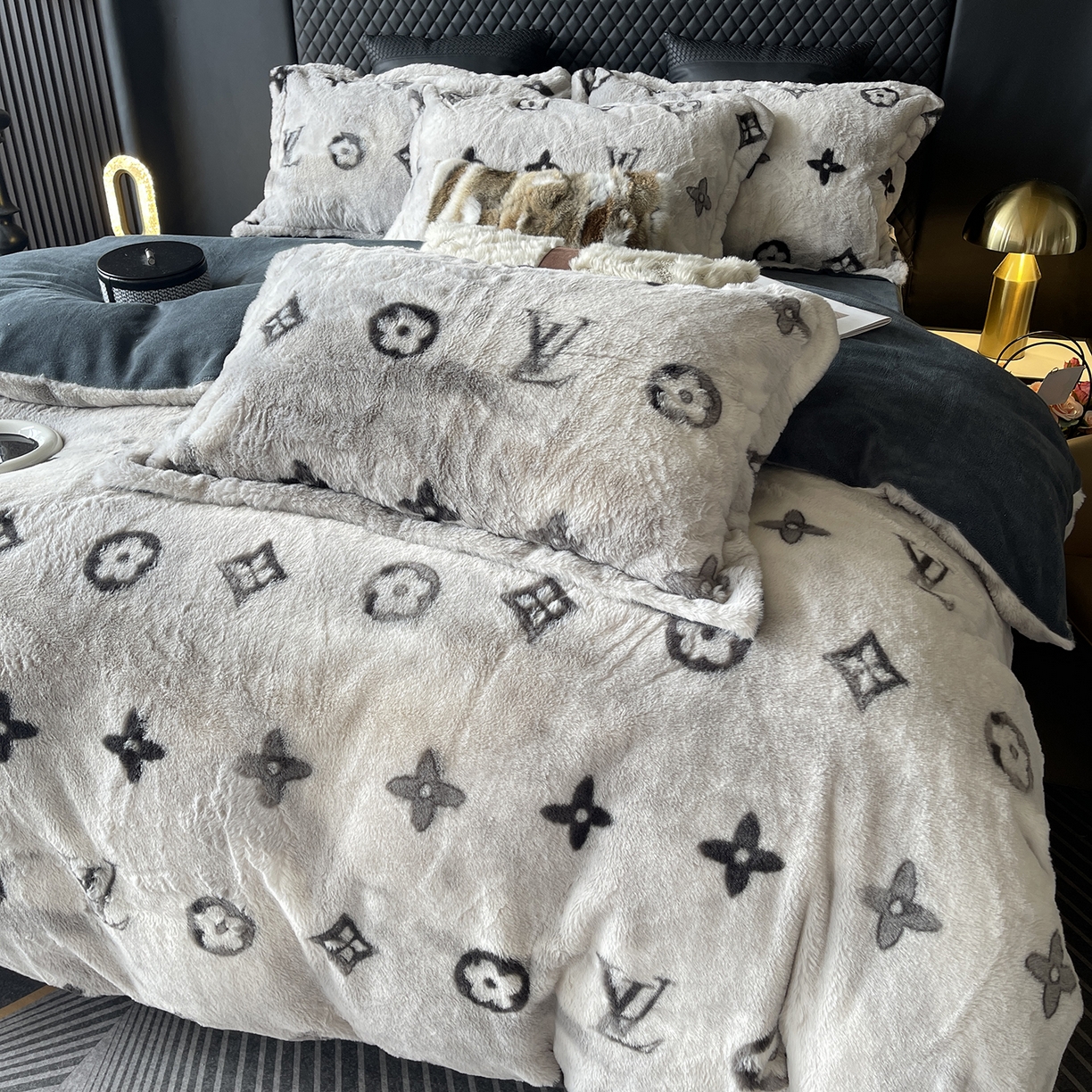 91家纺网 家纺一手货源 找家纺 奈萝家纺 2025新款秋冬加厚皮草级兔绒牛奶绒四件套 路易灰