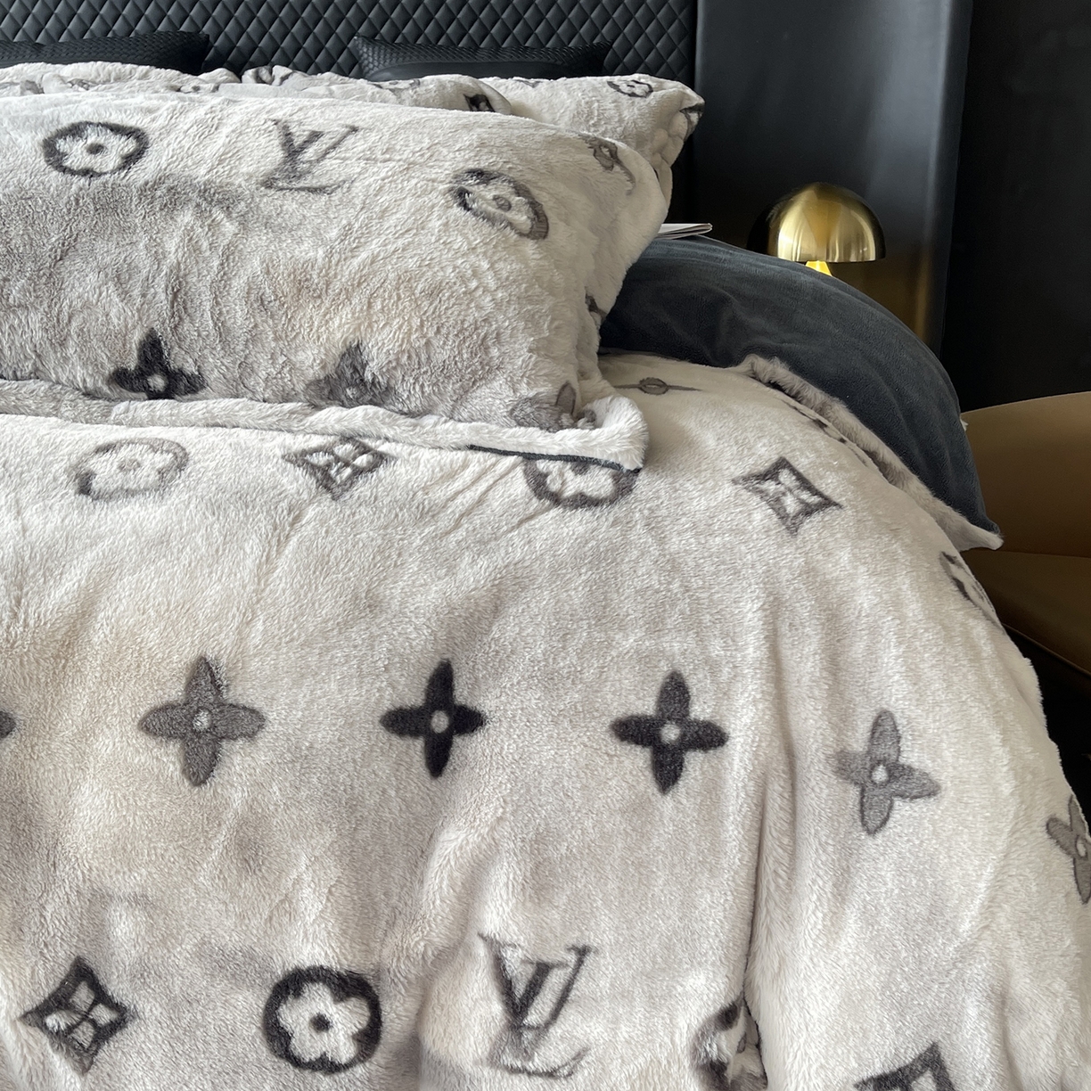 91家纺网 家纺一手货源 找家纺 奈萝家纺 2025新款秋冬加厚皮草级兔绒牛奶绒四件套 路易灰