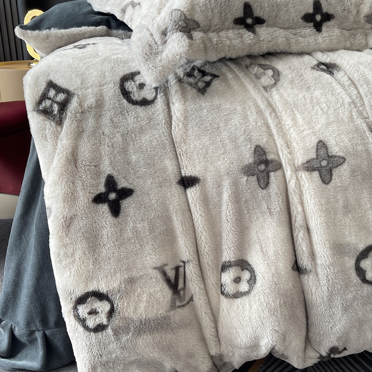 91家纺网 家纺一手货源 找家纺 奈萝家纺 2025新款秋冬加厚皮草级兔绒牛奶绒四件套 路易灰