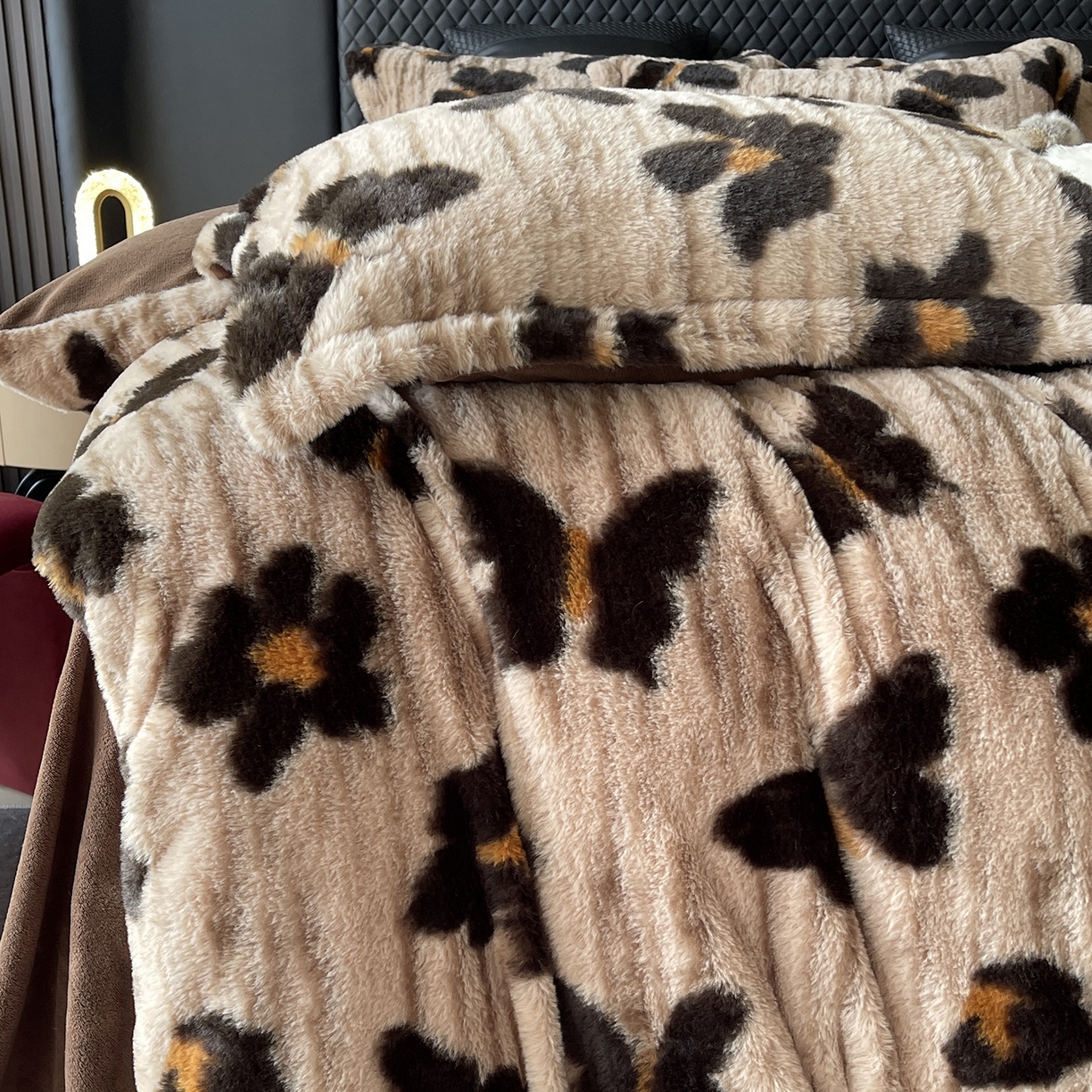 91家纺网 家纺一手货源 找家纺 奈萝家纺 2025新款秋冬加厚皮草级兔绒牛奶绒四件套 蹀愫