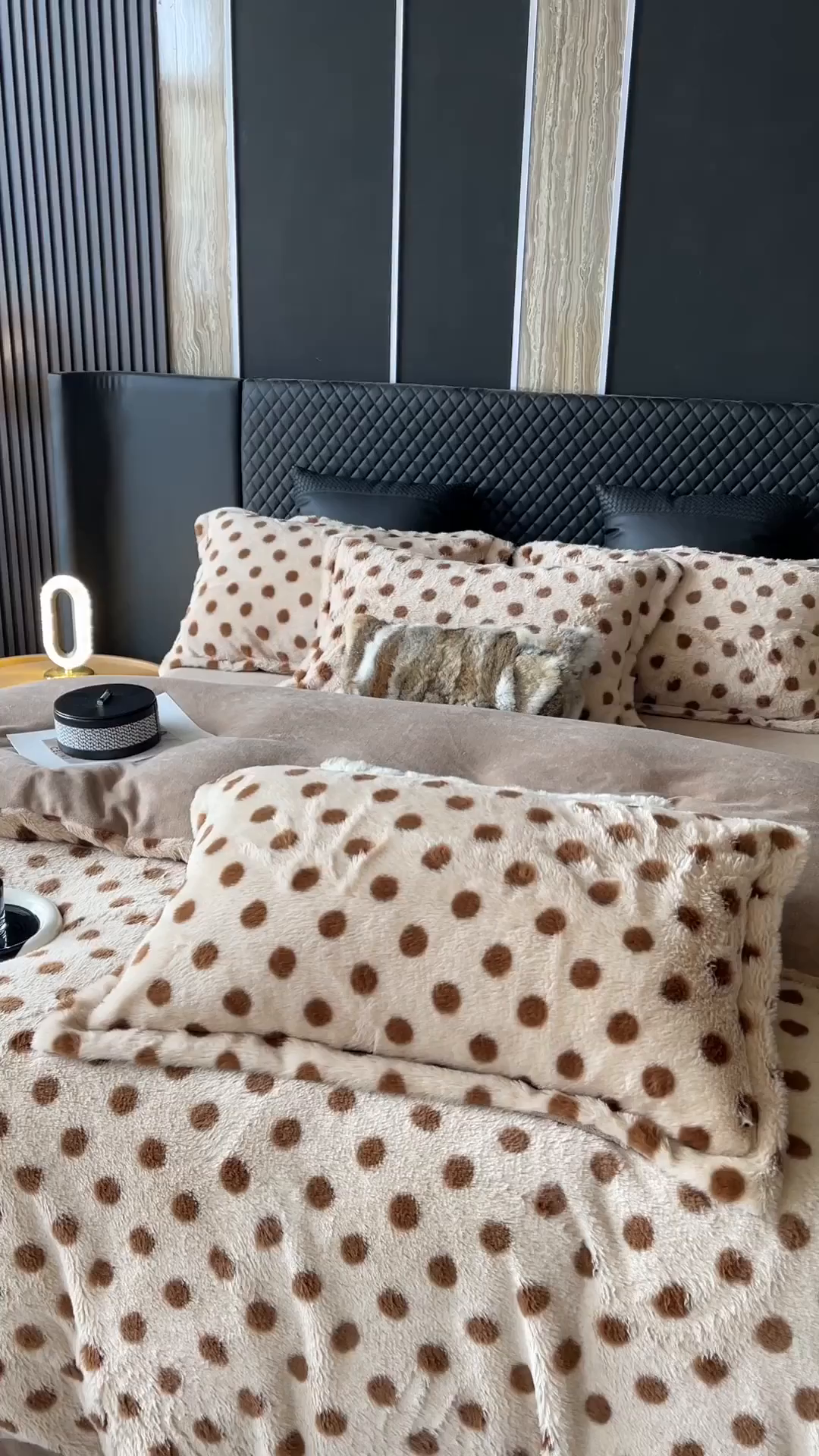 91家纺网 家纺一手货源 找家纺 奈萝家纺 2025新款秋冬加厚皮草级兔绒牛奶绒四件套 圆点咖