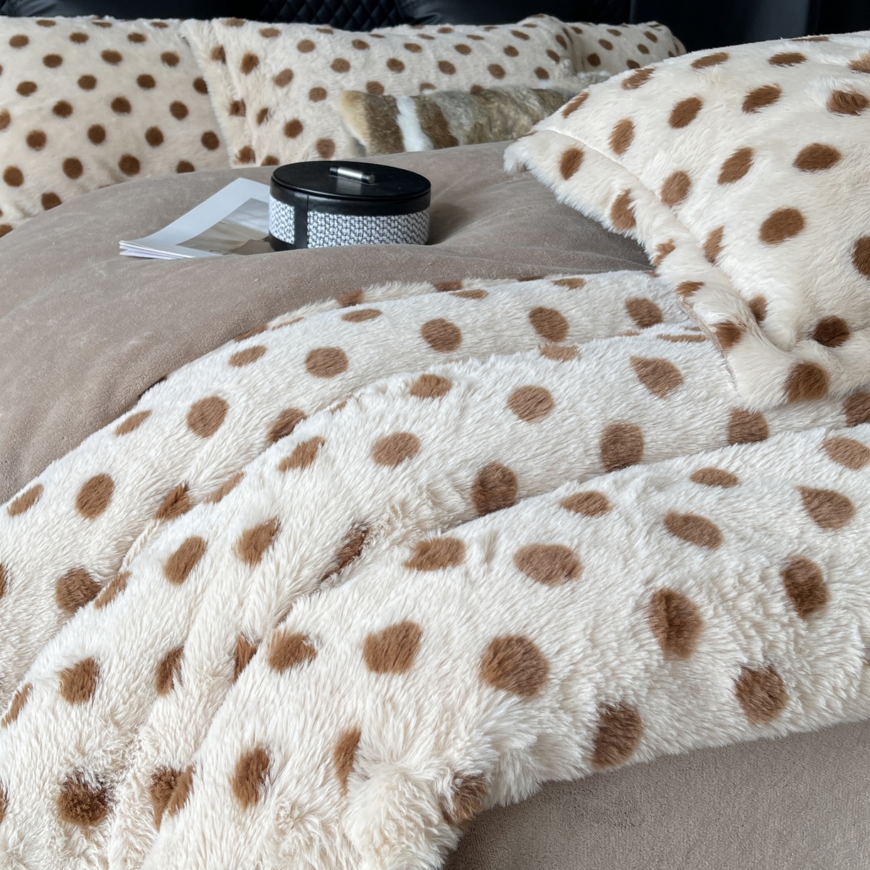 91家纺网 家纺一手货源 找家纺 奈萝家纺 2025新款秋冬加厚皮草级兔绒牛奶绒四件套 圆点咖