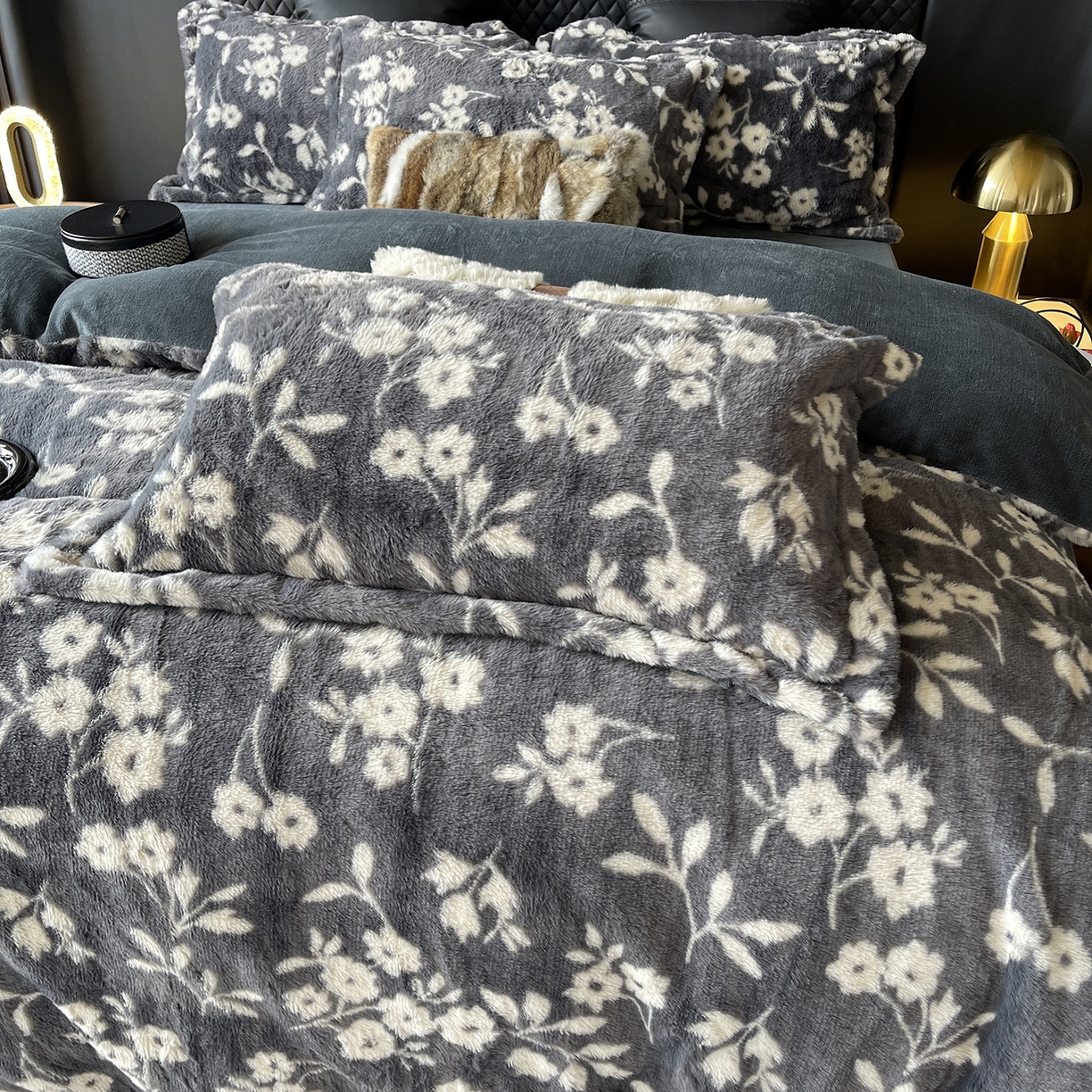 91家纺网 家纺一手货源 找家纺 （总）奈萝家纺 2025新款秋冬加厚皮草级兔绒牛奶绒四件套