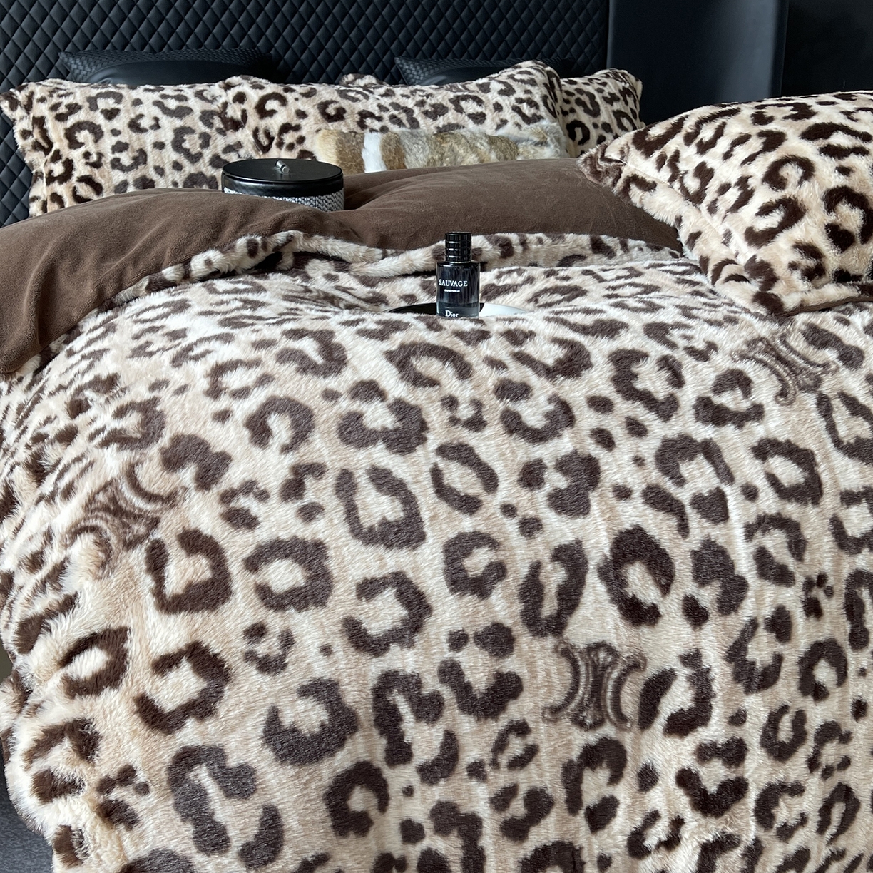 91家纺网 家纺一手货源 找家纺 奈萝家纺 2025新款秋冬加厚皮草级兔绒牛奶绒四件套 豹纹