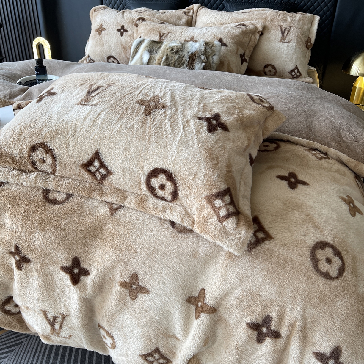 91家纺网 家纺一手货源 找家纺 奈萝家纺 2025新款秋冬加厚皮草级兔绒牛奶绒四件套 路易咖