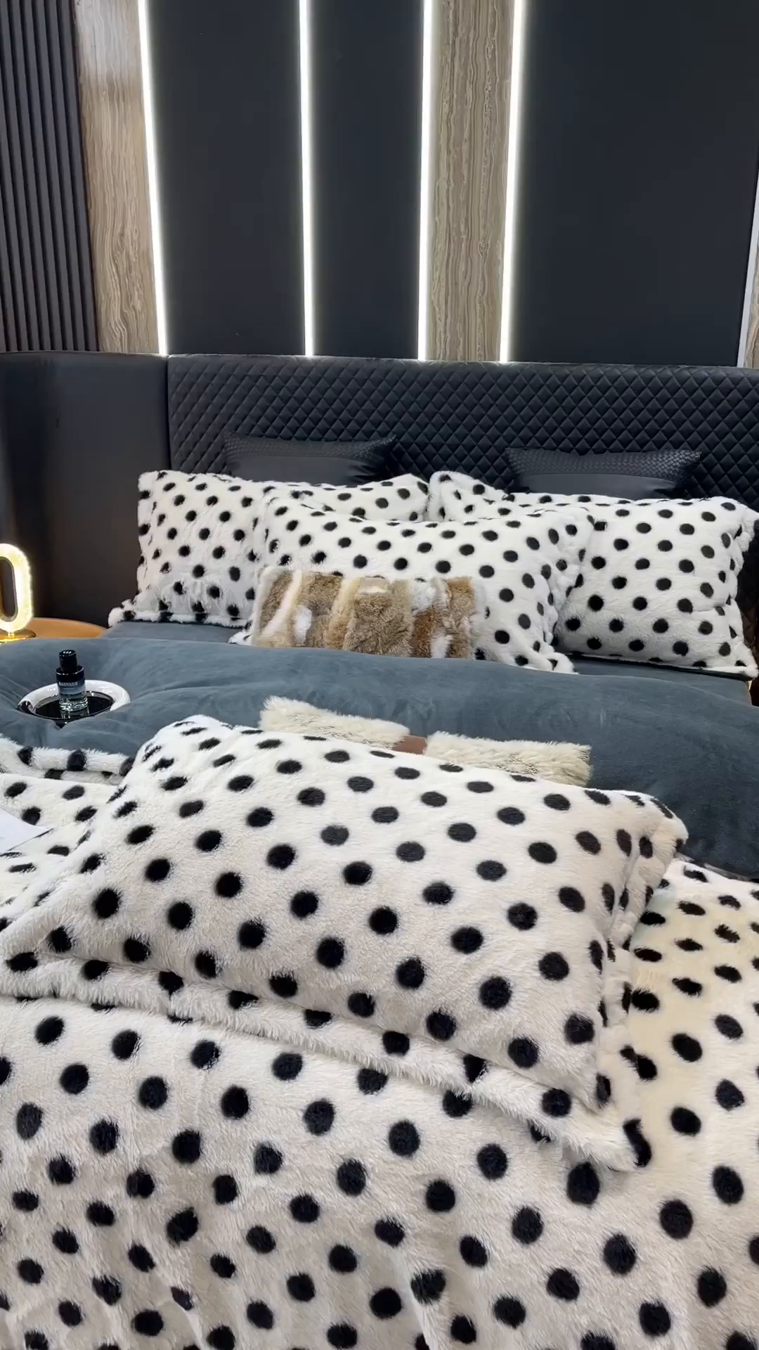 91家纺网 家纺一手货源 找家纺 奈萝家纺 2025新款秋冬加厚皮草级兔绒牛奶绒四件套 圆点灰