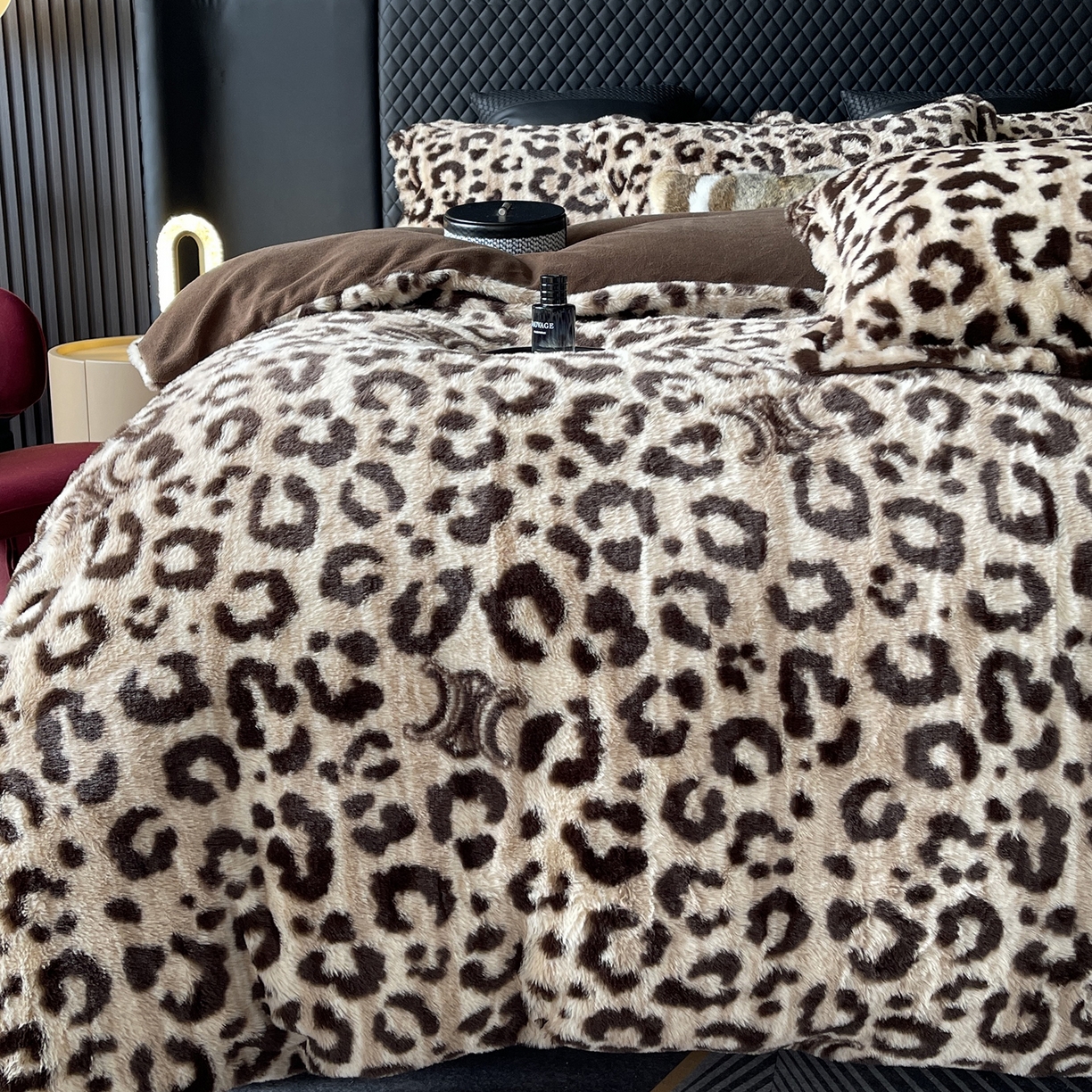 91家纺网 家纺一手货源 找家纺 奈萝家纺 2025新款秋冬加厚皮草级兔绒牛奶绒四件套 豹纹