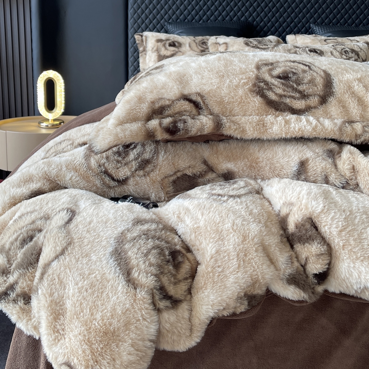 91家纺网 家纺一手货源 找家纺 奈萝家纺 2025新款秋冬加厚皮草级兔绒牛奶绒四件套 玫瑰