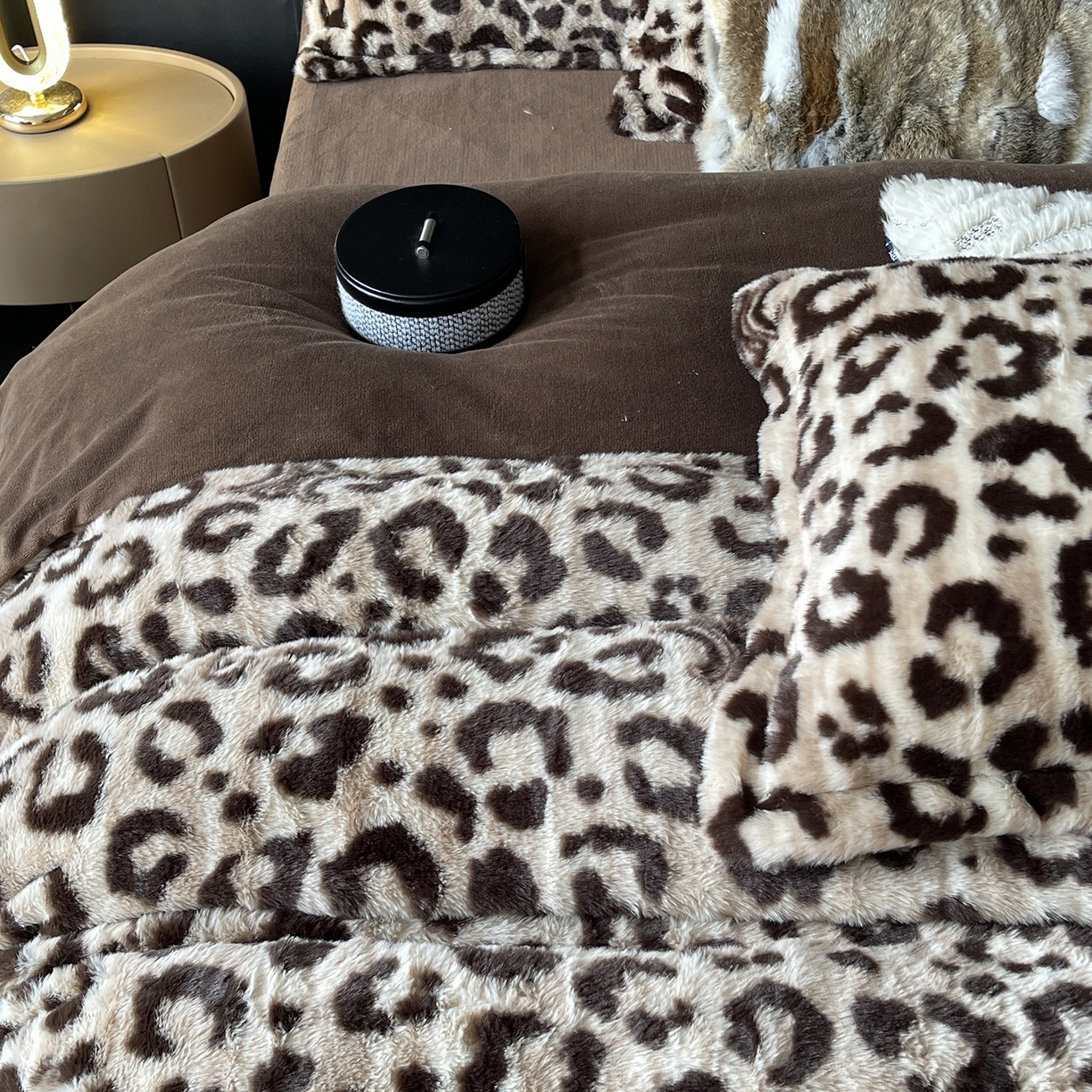 91家纺网 家纺一手货源 找家纺 奈萝家纺 2025新款秋冬加厚皮草级兔绒牛奶绒四件套 豹纹