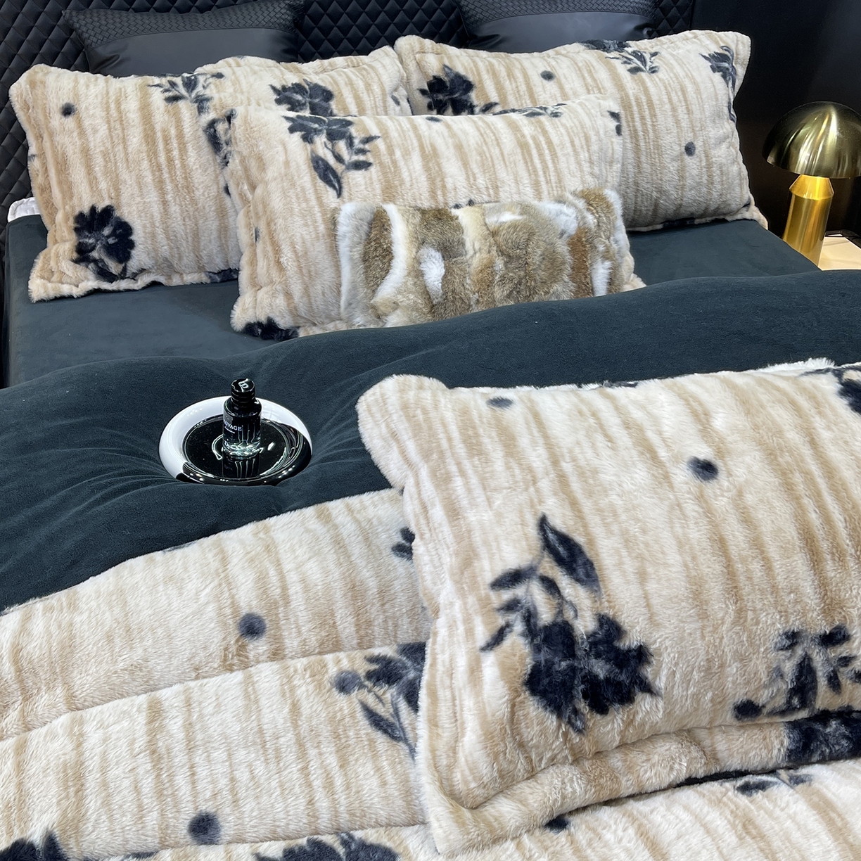 91家纺网 家纺一手货源 找家纺 奈萝家纺 2025新款秋冬加厚皮草级兔绒牛奶绒四件套 沐瑶