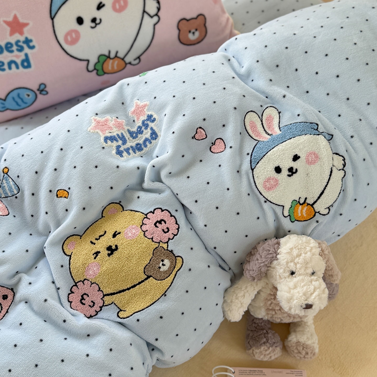 91家纺网 家纺一手货源 找家纺 柚子YOUTH 2025新款加厚牛奶绒卡通毛巾绣四件套-卡通三小只 卡通三小只-萌粒