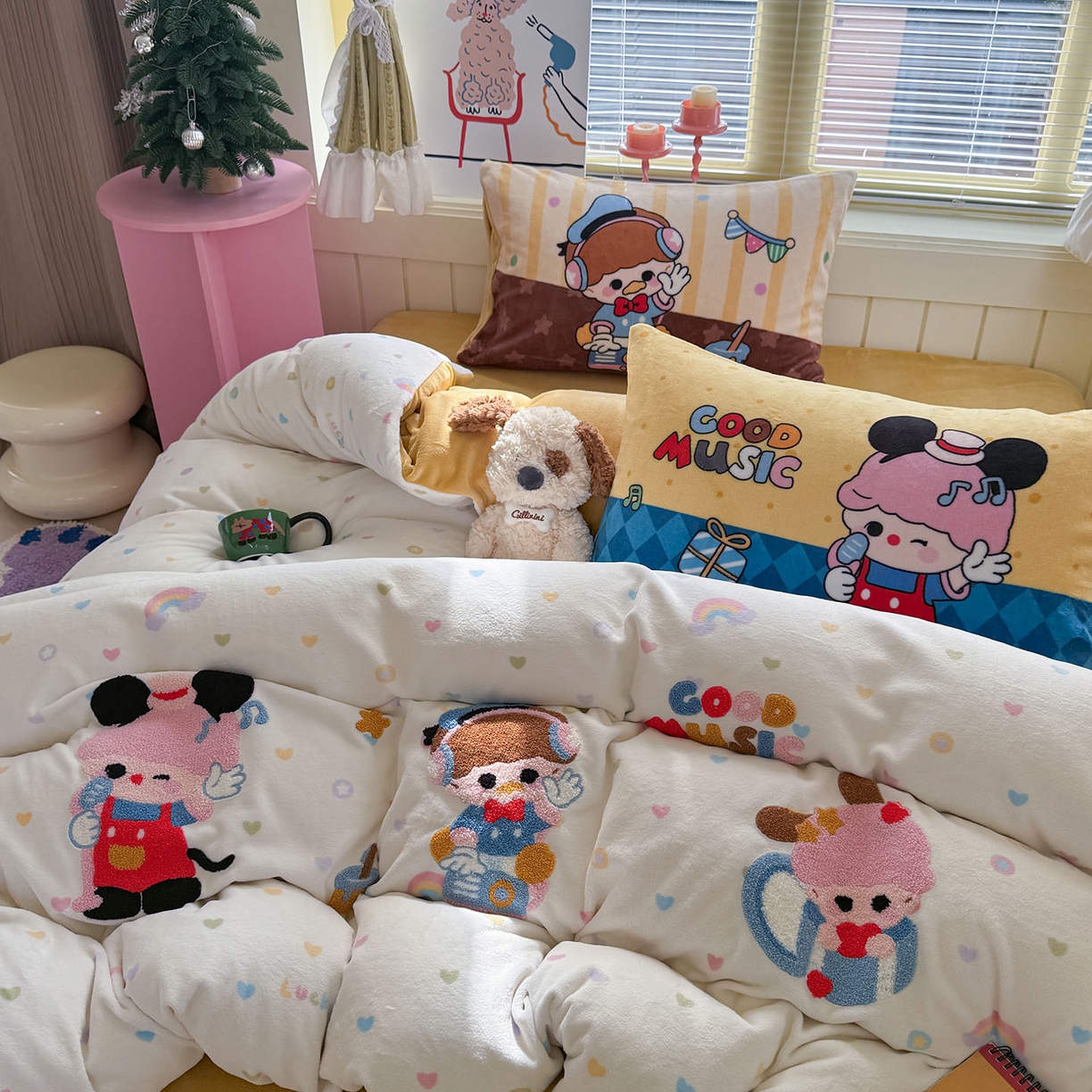 91家纺网 家纺一手货源 找家纺 柚子YOUTH 2025新款加厚牛奶绒卡通毛巾绣四件套-卡通三小只 卡通三小只-歌唱家