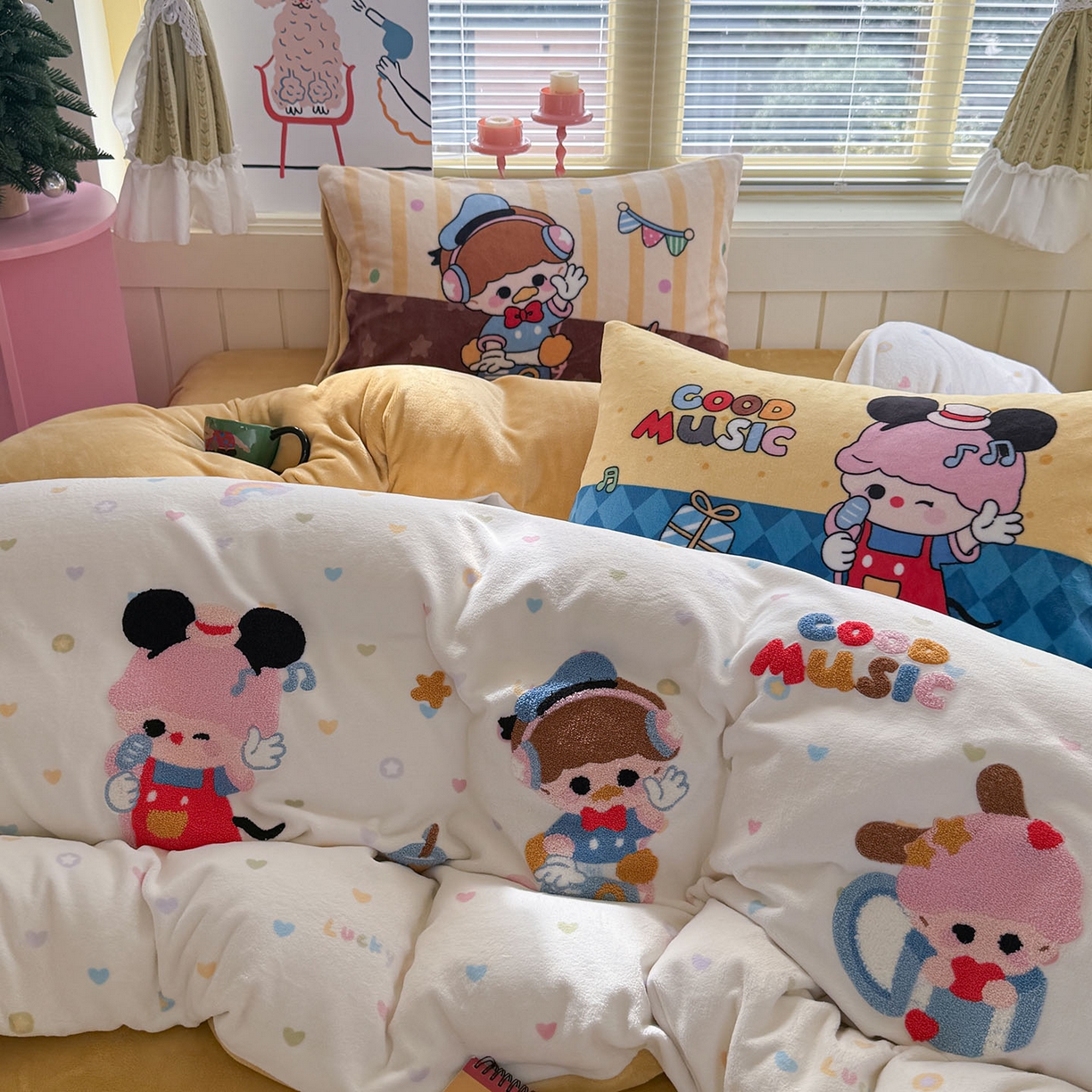 91家纺网 家纺一手货源 找家纺 柚子YOUTH 2025新款加厚牛奶绒卡通毛巾绣四件套-卡通三小只 卡通三小只-歌唱家