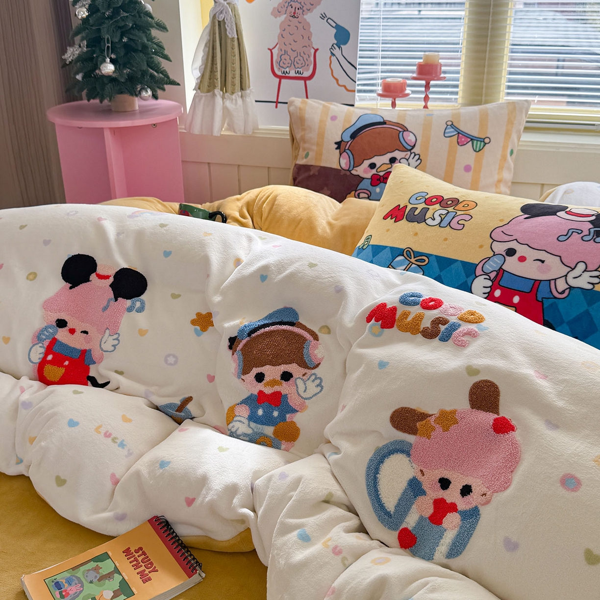 91家纺网 家纺一手货源 找家纺 柚子YOUTH 2025新款加厚牛奶绒卡通毛巾绣四件套-卡通三小只 卡通三小只-歌唱家