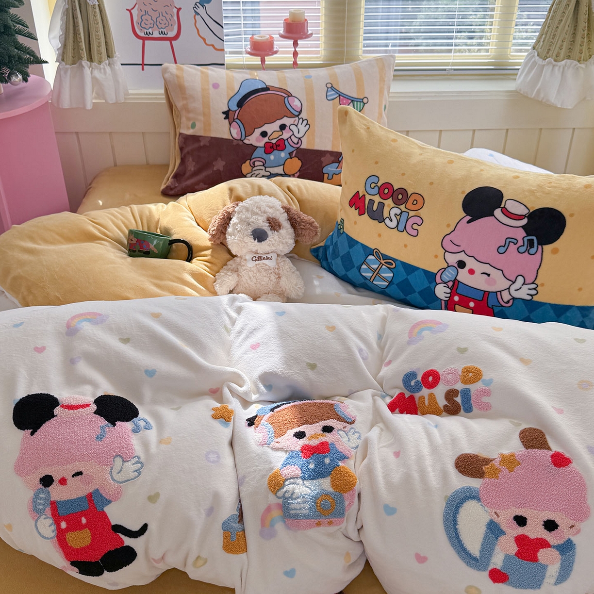 91家纺网 家纺一手货源 找家纺 柚子YOUTH 2025新款加厚牛奶绒卡通毛巾绣四件套-卡通三小只 卡通三小只-歌唱家