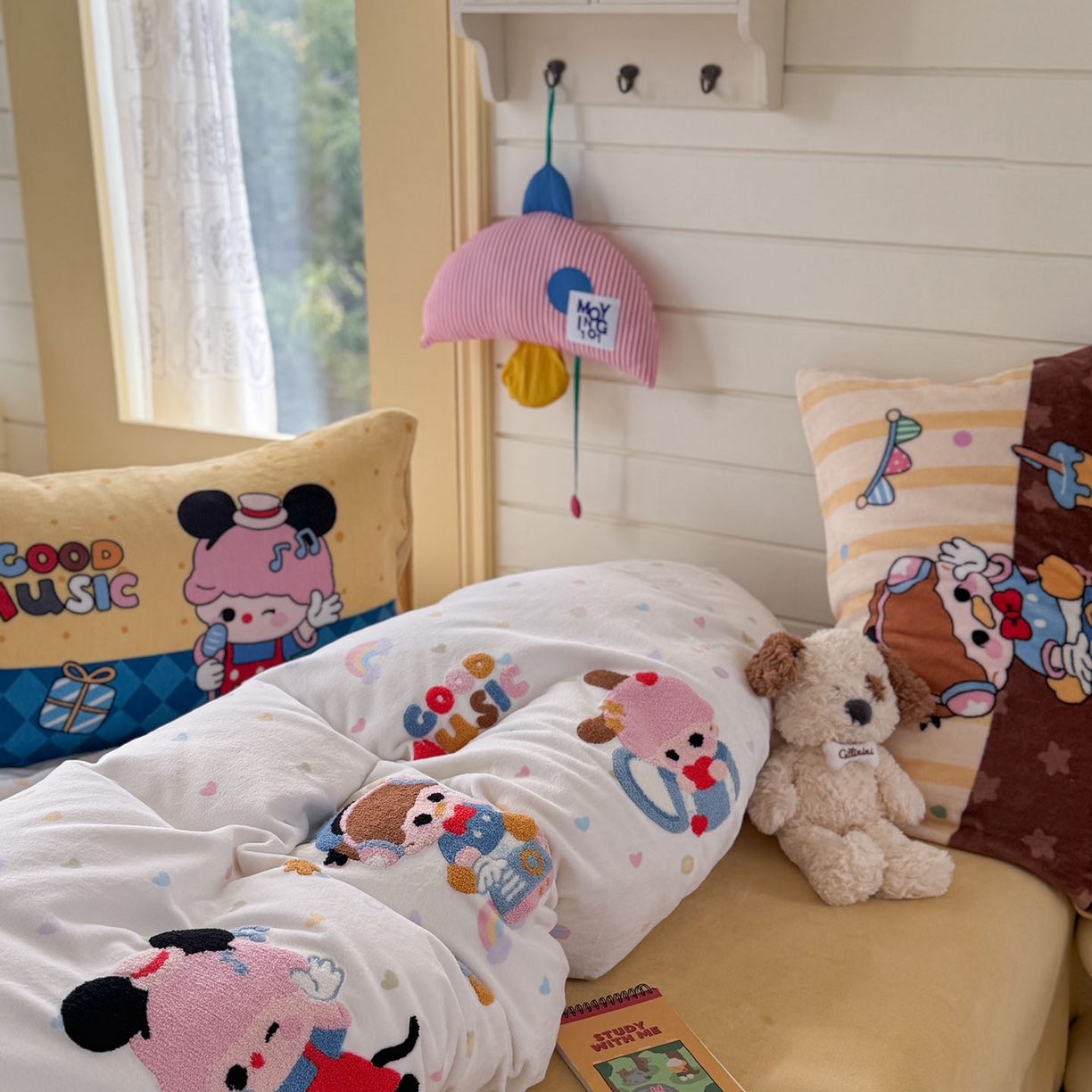 91家纺网 家纺一手货源 找家纺 柚子YOUTH 2025新款加厚牛奶绒卡通毛巾绣四件套-卡通三小只 卡通三小只-歌唱家